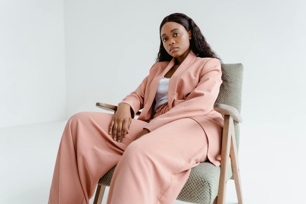 Découvrez les pantalons noirs homme : élégance et polyvalence